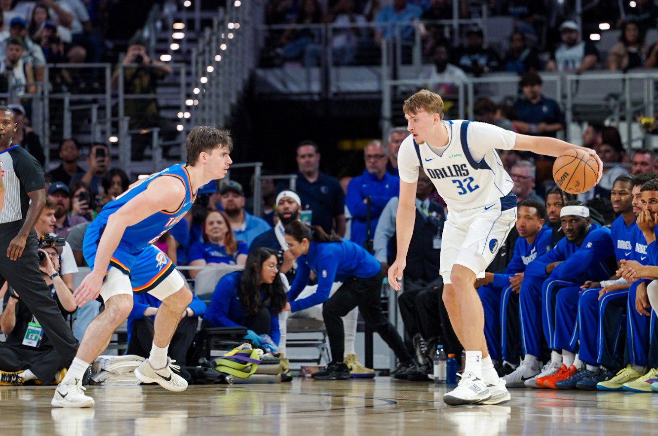 "Infografis statistik perbandingan antara rookie Dallas Mavericks Cooper Flagg dan rookie Utah Jazz Ace Bailey untuk musim NBA 2025-2026, menampilkan data poin, rebound, assist, dan persentase tembakan.
